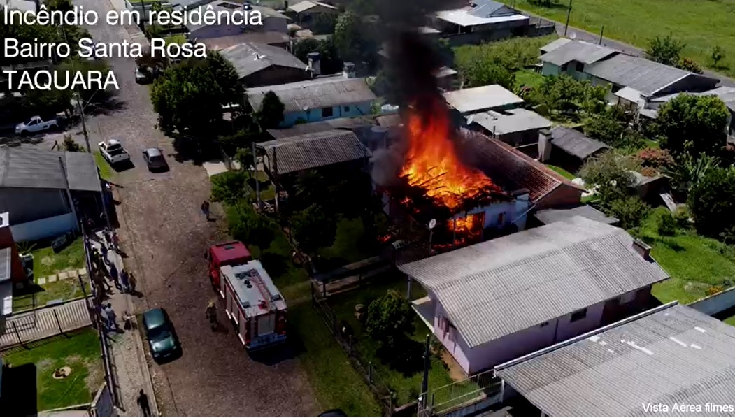 Incêndio atinge residência no bairro Santa Rosa em Taquara