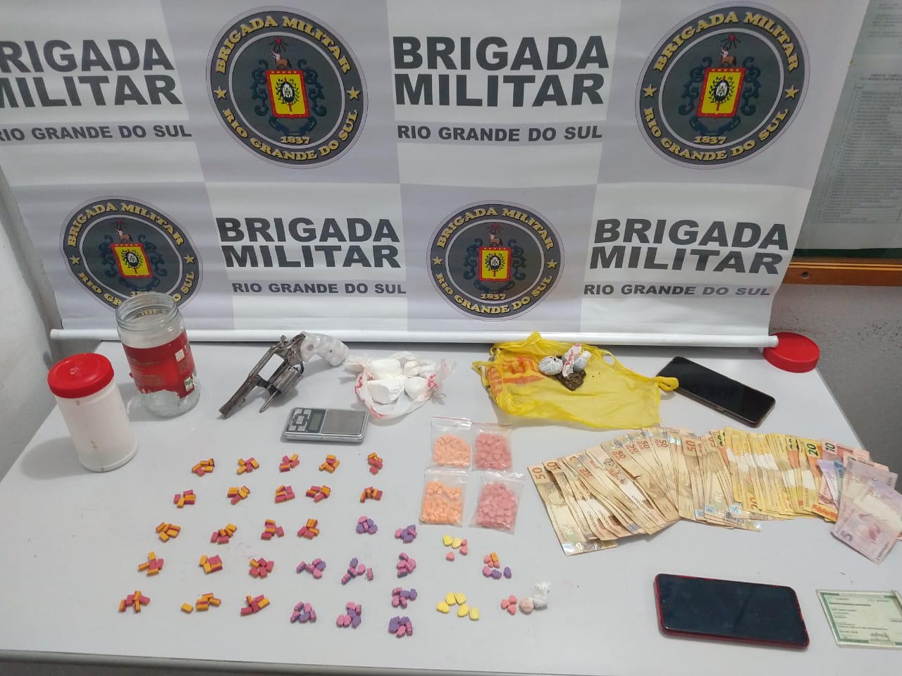 Homem é preso com revólver, ecstasy, maconha e cocaína em Três Coroas