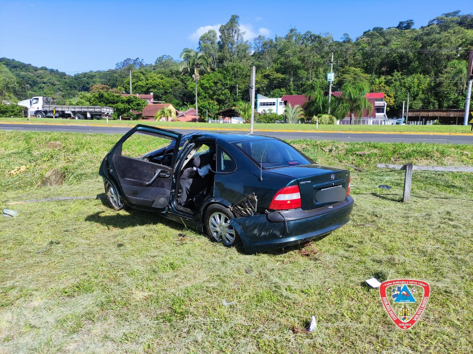 Condutor perde o controle do carro e se envolve em capotamento na ERS-115 em Igrejinha