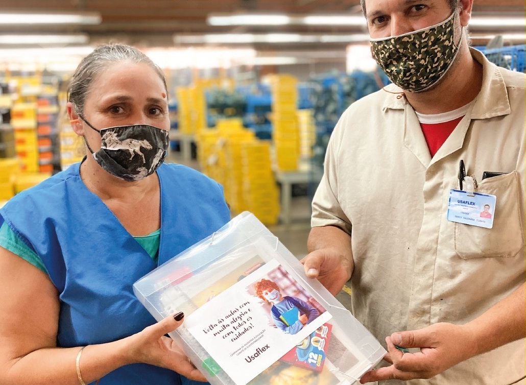 Usaflex distribui mais de 1000 kits escolares para filhos de funcionários