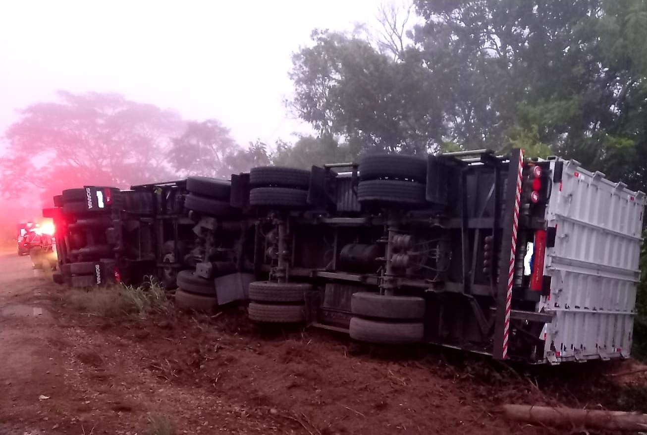 Condutor perde o controle e tomba carreta na ERS-020 em Igrejinha
