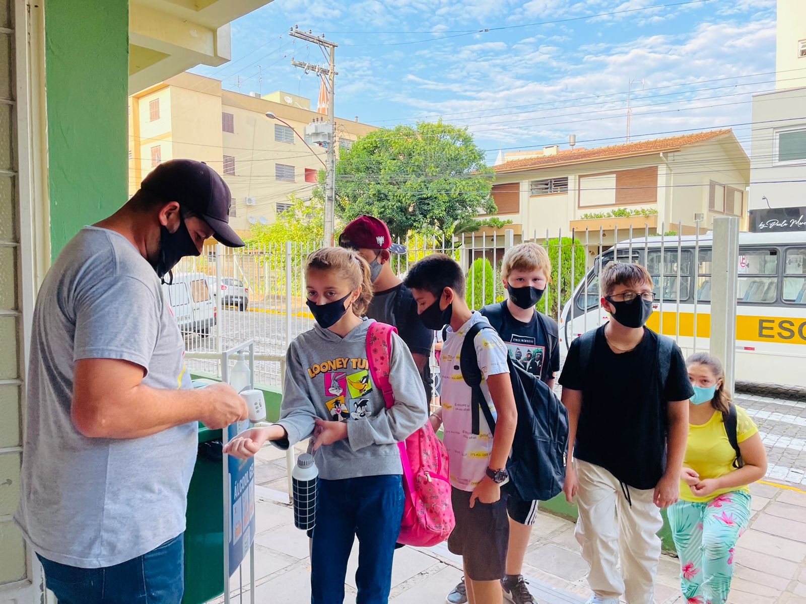 Alunos da primeira turma da Escola Cívico-Militar de Taquara são recepcionados no início das aulas