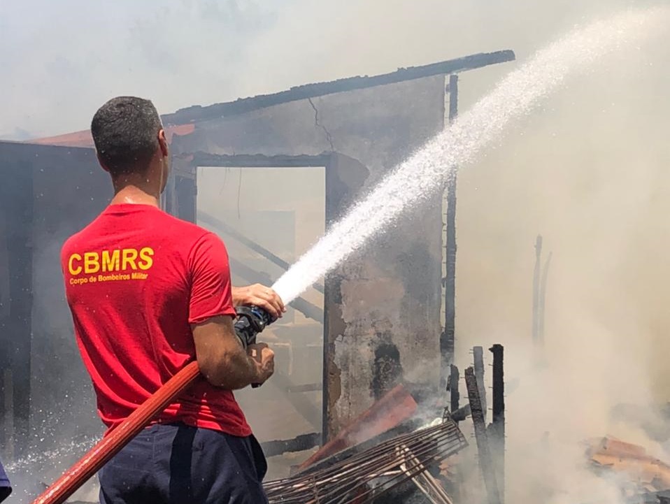 Família vítima de incêndio em Taquara precisa de doações