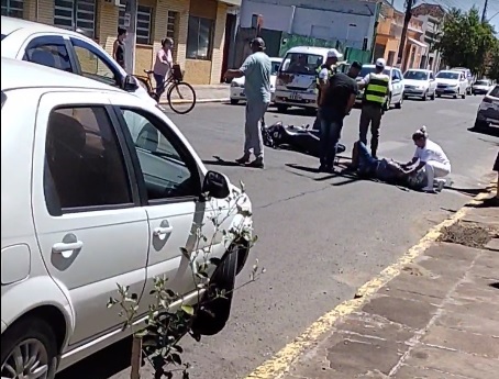 Homem fica ferido após colisão entre carro e moto em Taquara