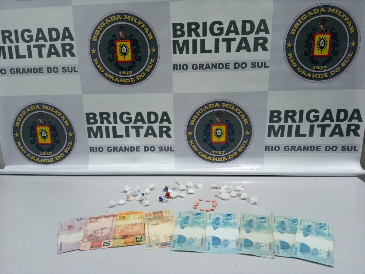 Brigada Militar de Três Coroas apreende adolescente por tráfico de drogas