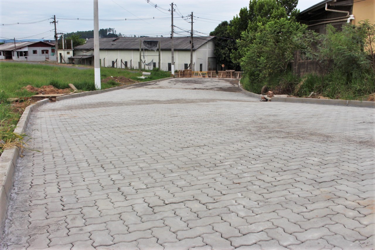 Prefeitura realiza pavimentação de duas ruas em Parobé
