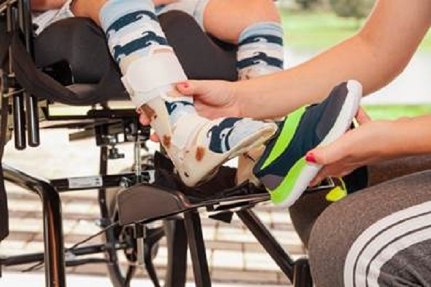 Calçados Bibi desenvolve tênis para crianças que fazem uso de órtese em parceria com doutora em Biomecânica