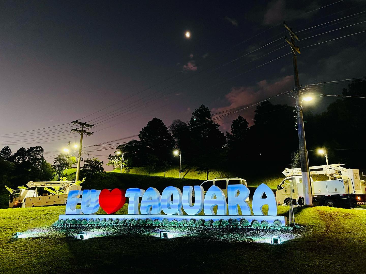 Placa "Eu Amo Taquara" recebe iluminação especial
