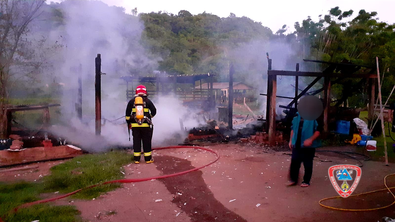 Bombeiros combatem incêndio em galpão no interior de Igrejinha