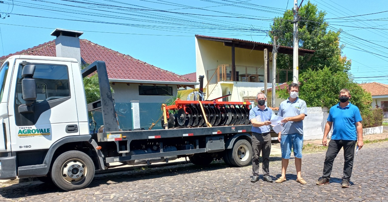 Secretaria de Agricultura de Taquara recebe grade niveladora