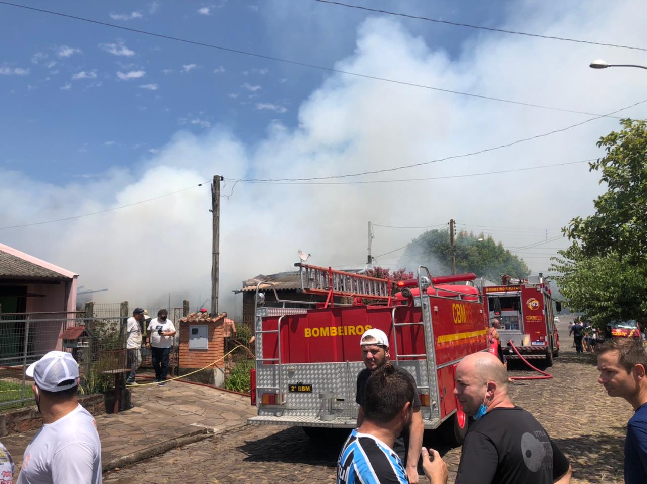 Casa é destruída por incêndio em Taquara