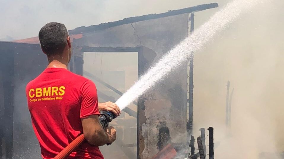 Comandante dos bombeiros de Taquara faz alerta sobre curiosos que atrapalham combate a incêndios