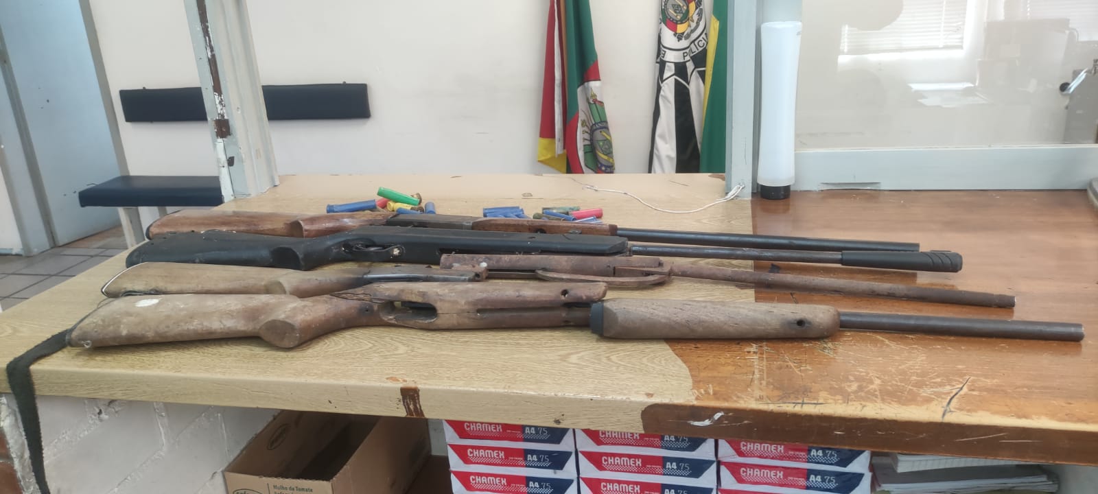 Homem é preso por porte ilegal de arma de fogo e crimes contra a fauna em Parobé