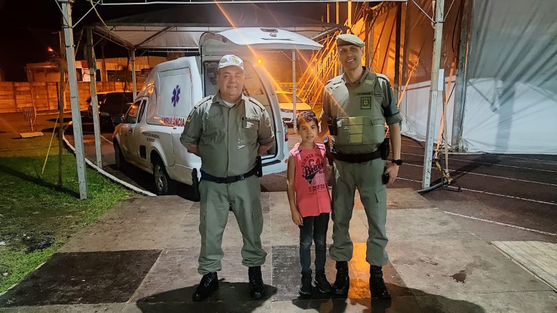 Comandante da BM é surpreendido por admirador mirim durante a abertura do Festejando Parobé