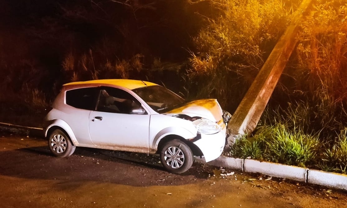 Condutor abandona veículo após colidir contra poste em Igrejinha
