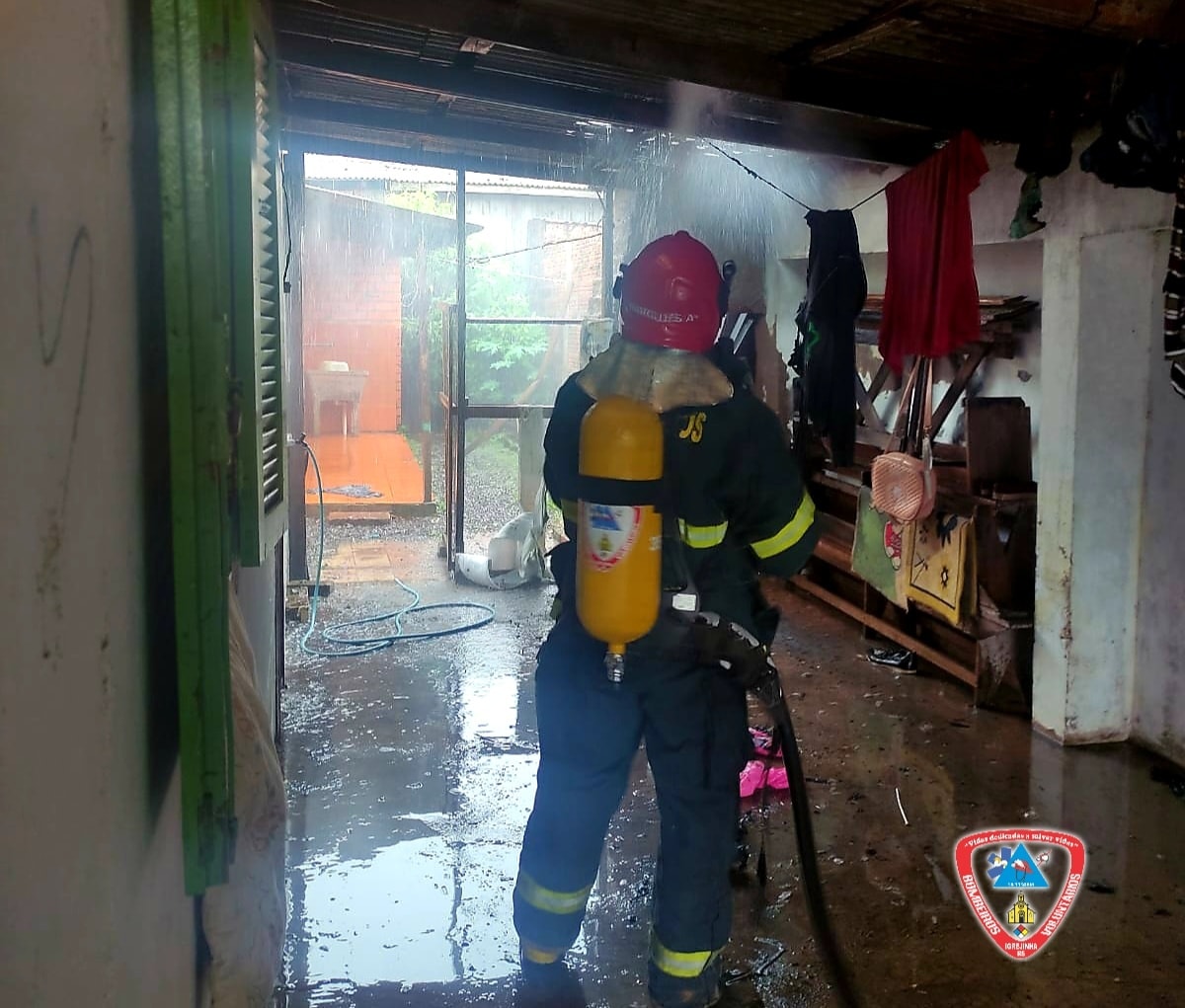Bombeiros Voluntários combatem princípio de incêndio em residência de Igrejinha