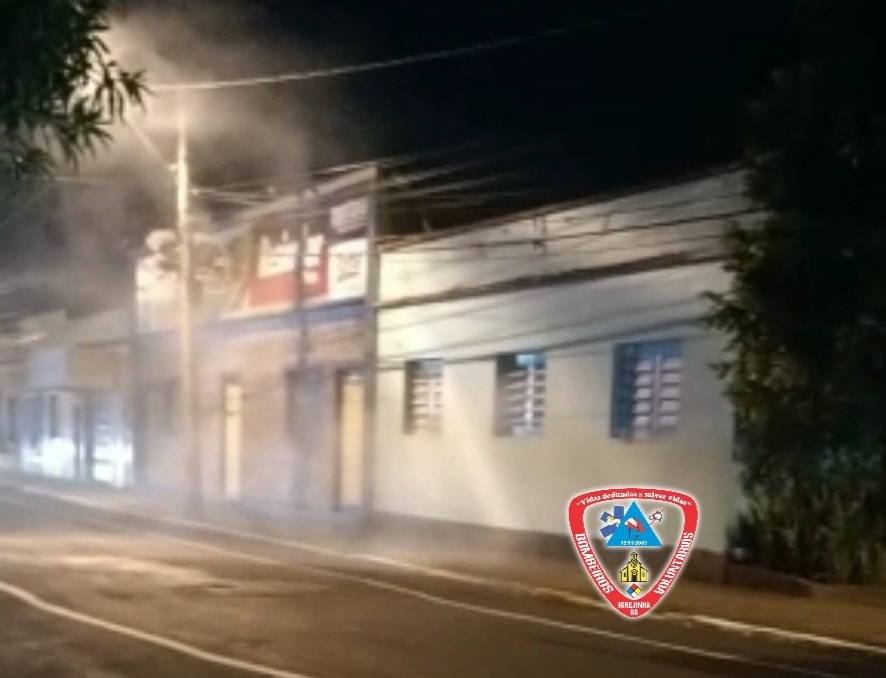Quantidade de fumaça saindo de residência causa susto em moradores de Igrejinha