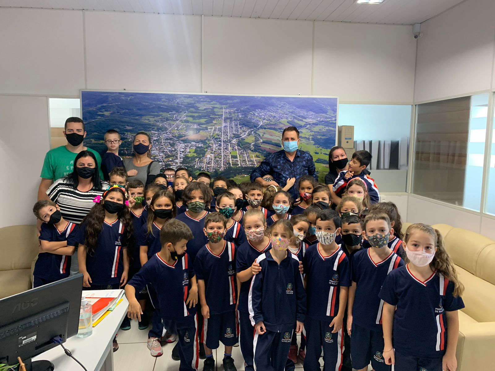 Alunos e professores da EMEF Santo Antônio visitam o prefeito de Rolante