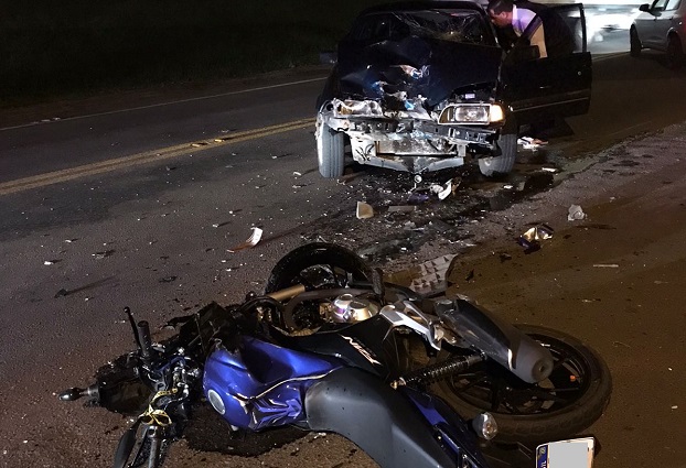 Duas pessoas ficam feridas após colisão entre carro e moto na ERS-020 em Taquara 