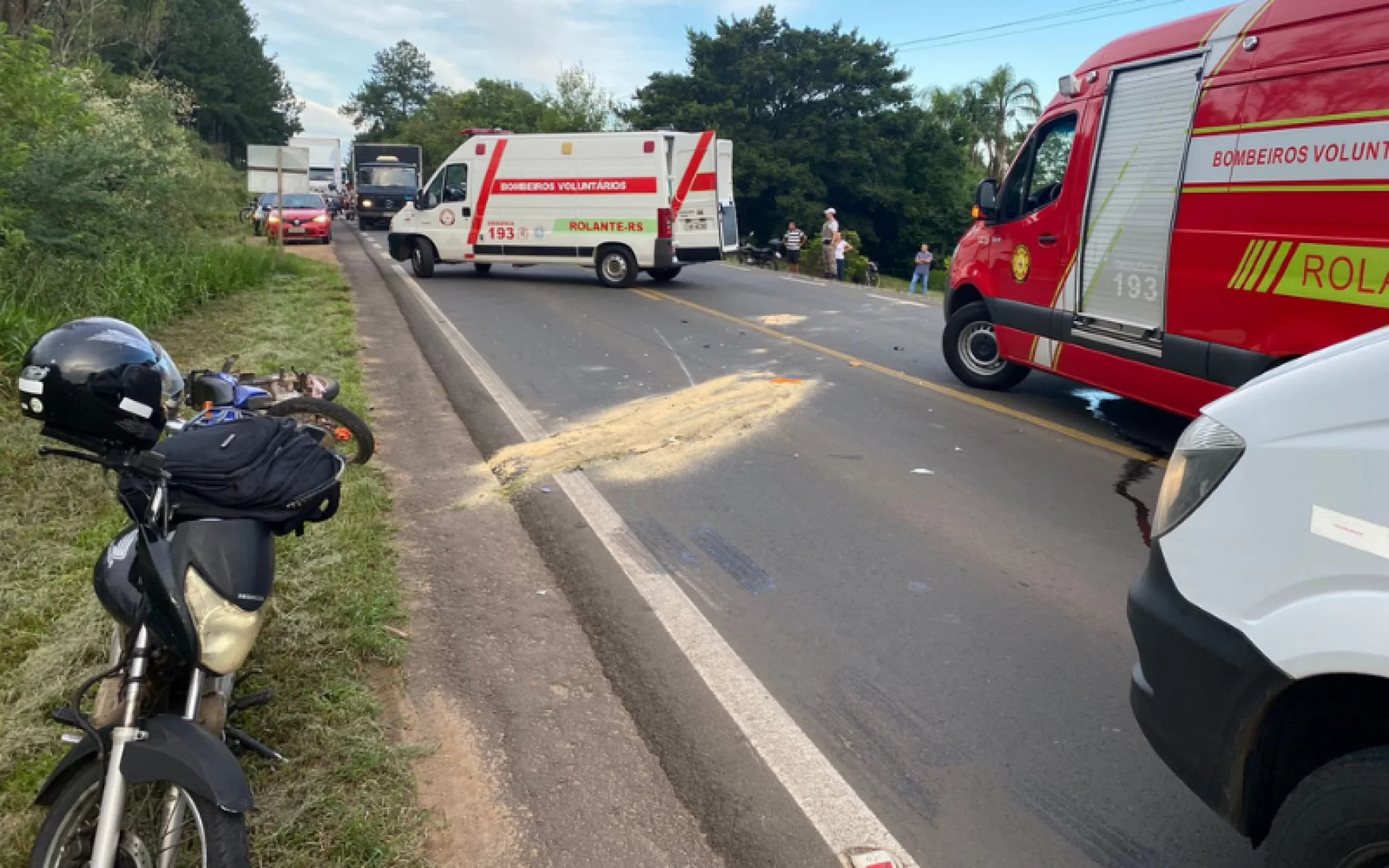 Colisão entre duas motos deixa três pessoas feridas na ERS-239 em Rolante