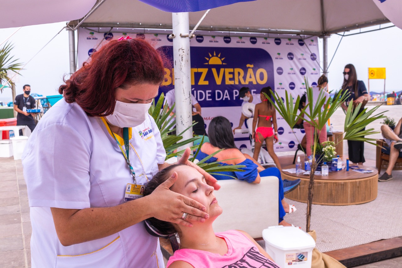 Mais de mil pessoas atendidas em ação promovida pela Rede de Farmácias São João para alertar sobre câncer de pele