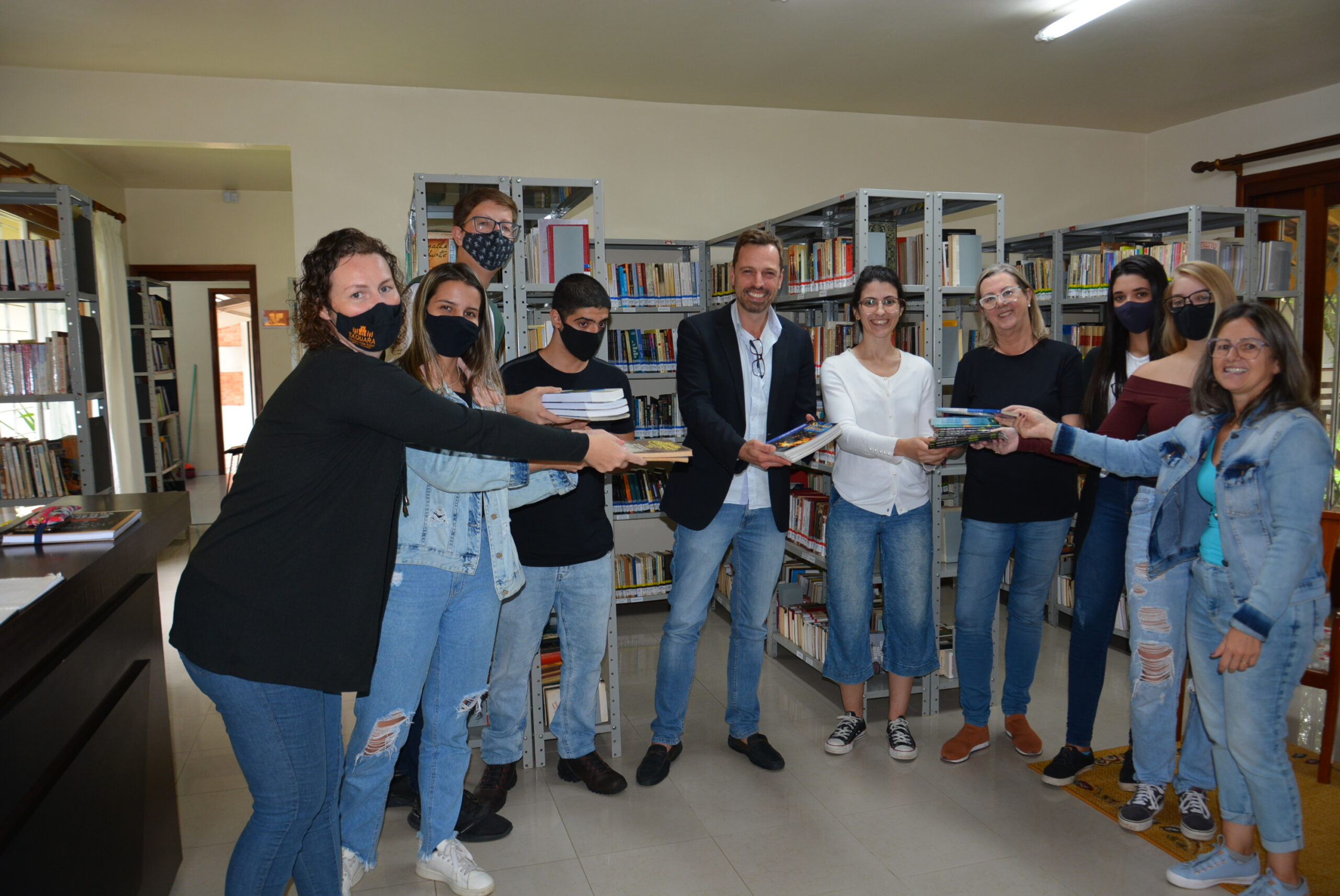 Grupo de estudantes do Cimol doa livros para a Biblioteca Municipal de Taquara
