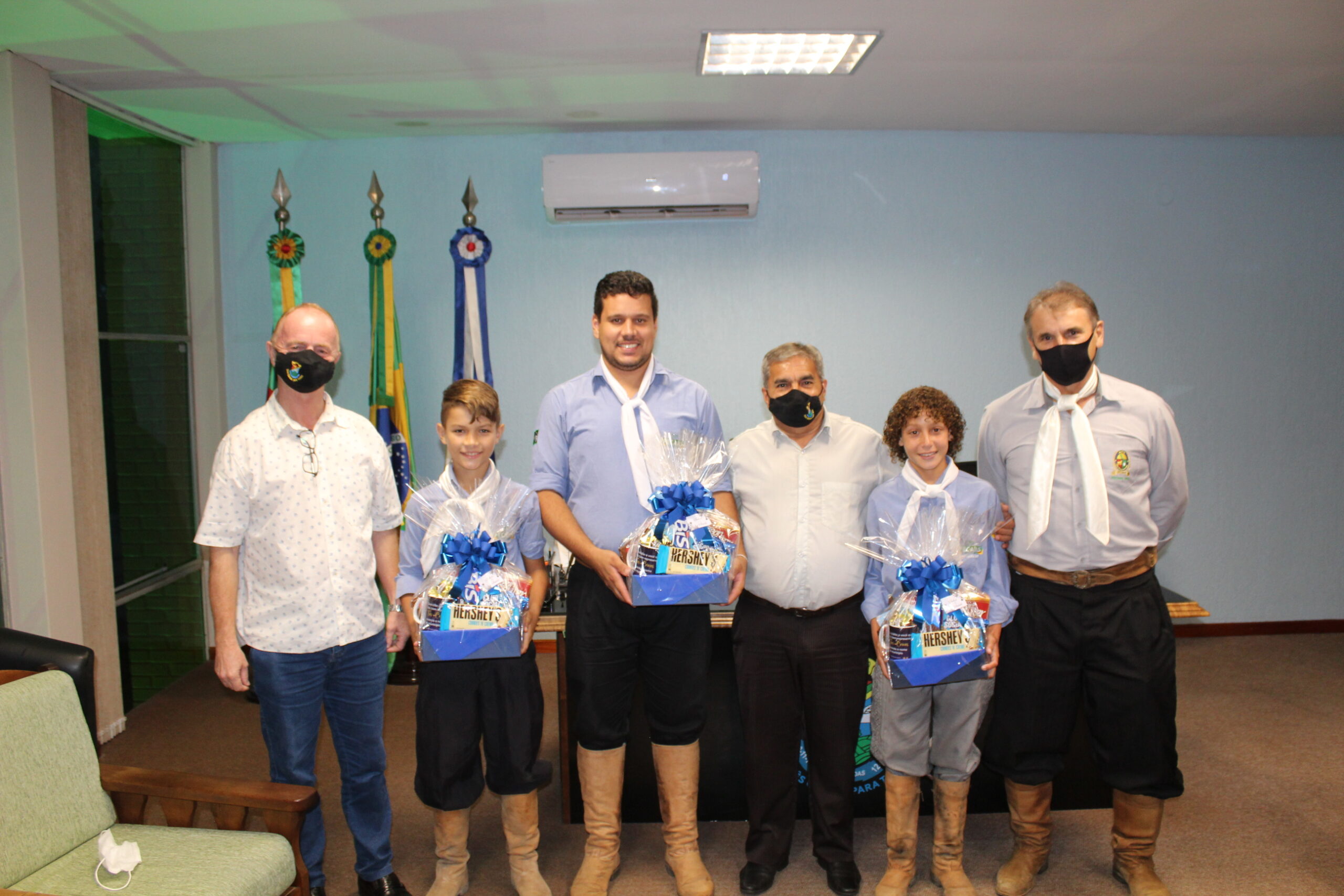 Peões vencedores do 19º Rodeio Crioulo Nacional dos Campeões são recebidos pelo prefeito de Três Coroas