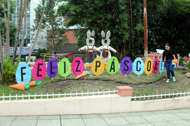 Praça central de Taquara recebe decoração de Páscoa feita pelas artesãs da Associação Mãos que Criam