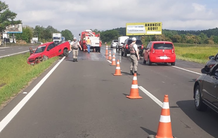 Automóvel com placas de Taquara se envolve em acidente entre três veículos, na ERS-239, em Araricá
