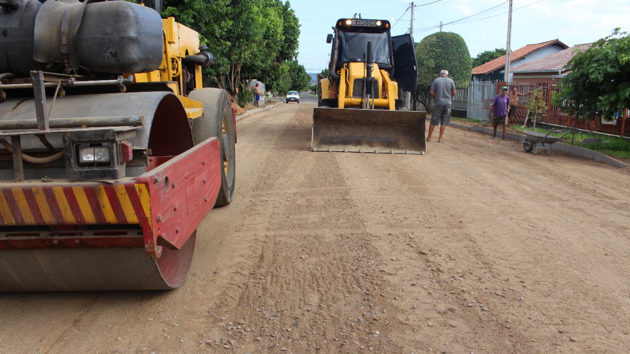 Prefeitura de Parobé prepara Rua 25 de Dezembro para pavimentação com blocos intertravados