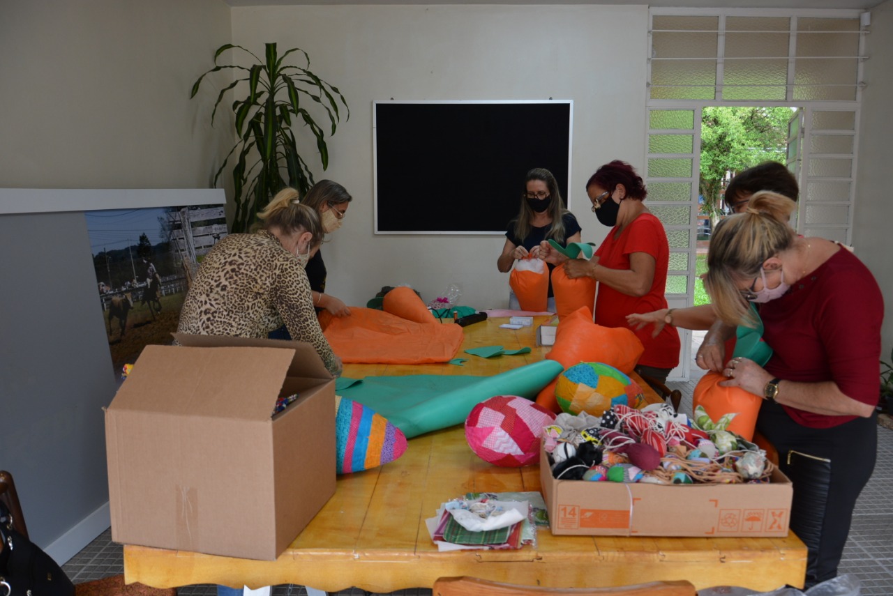 Voluntárias de Taquara confeccionam enfeites para a decoração de Páscoa