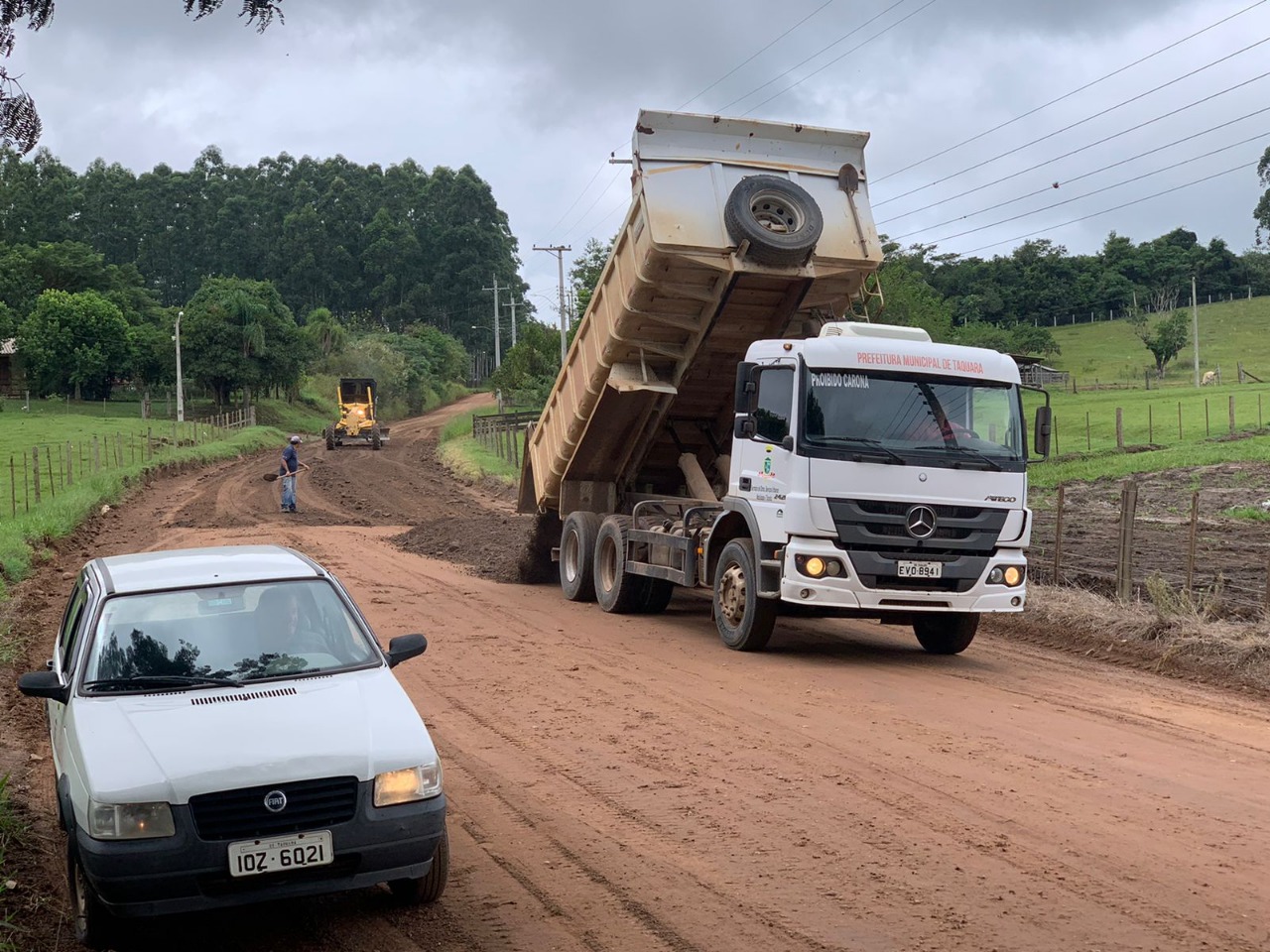 Secretaria de Obras de Taquara realiza trabalhos na Estrada do Taquaral, em Entrepelado