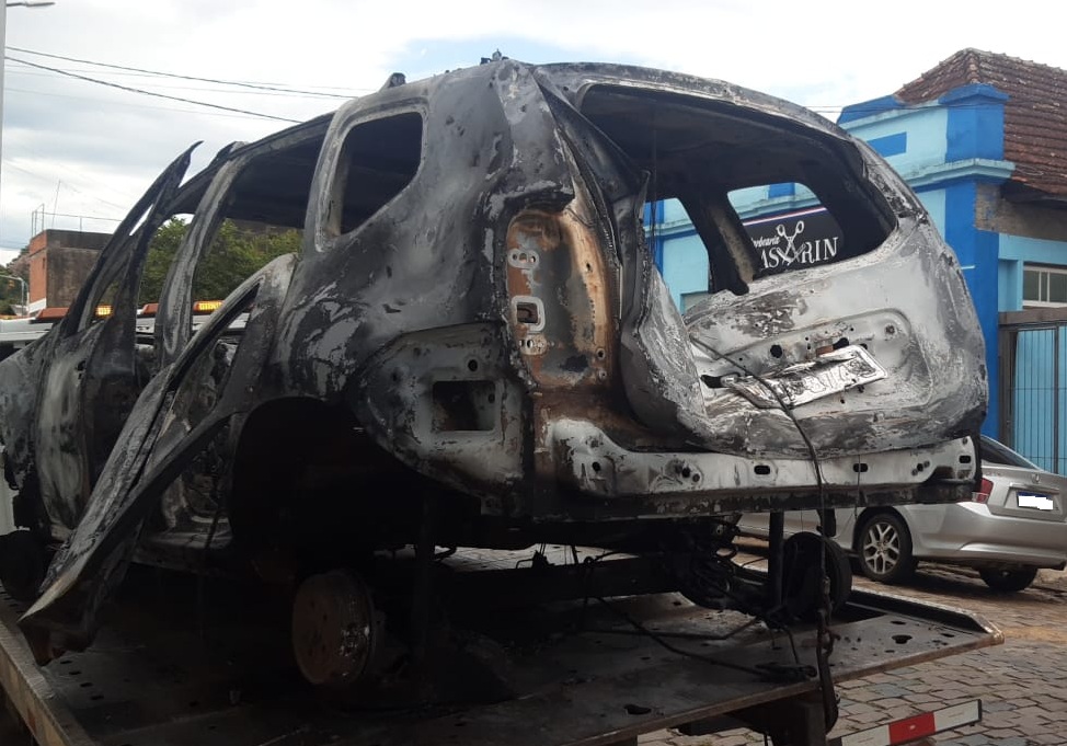 Camioneta incendiada é encontrada em pedreira no interior de Taquara