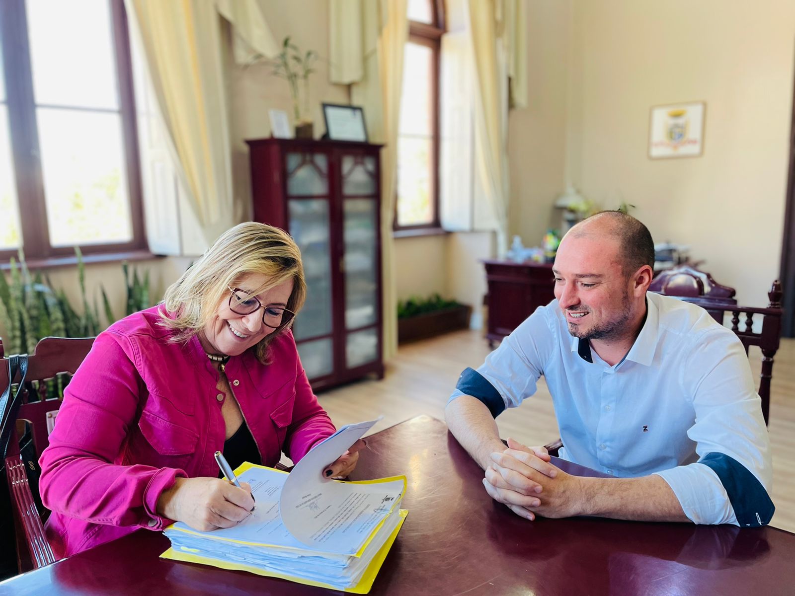 Prefeita Sirlei assina contrato para início das obras do Complexo Municipal de Saúde