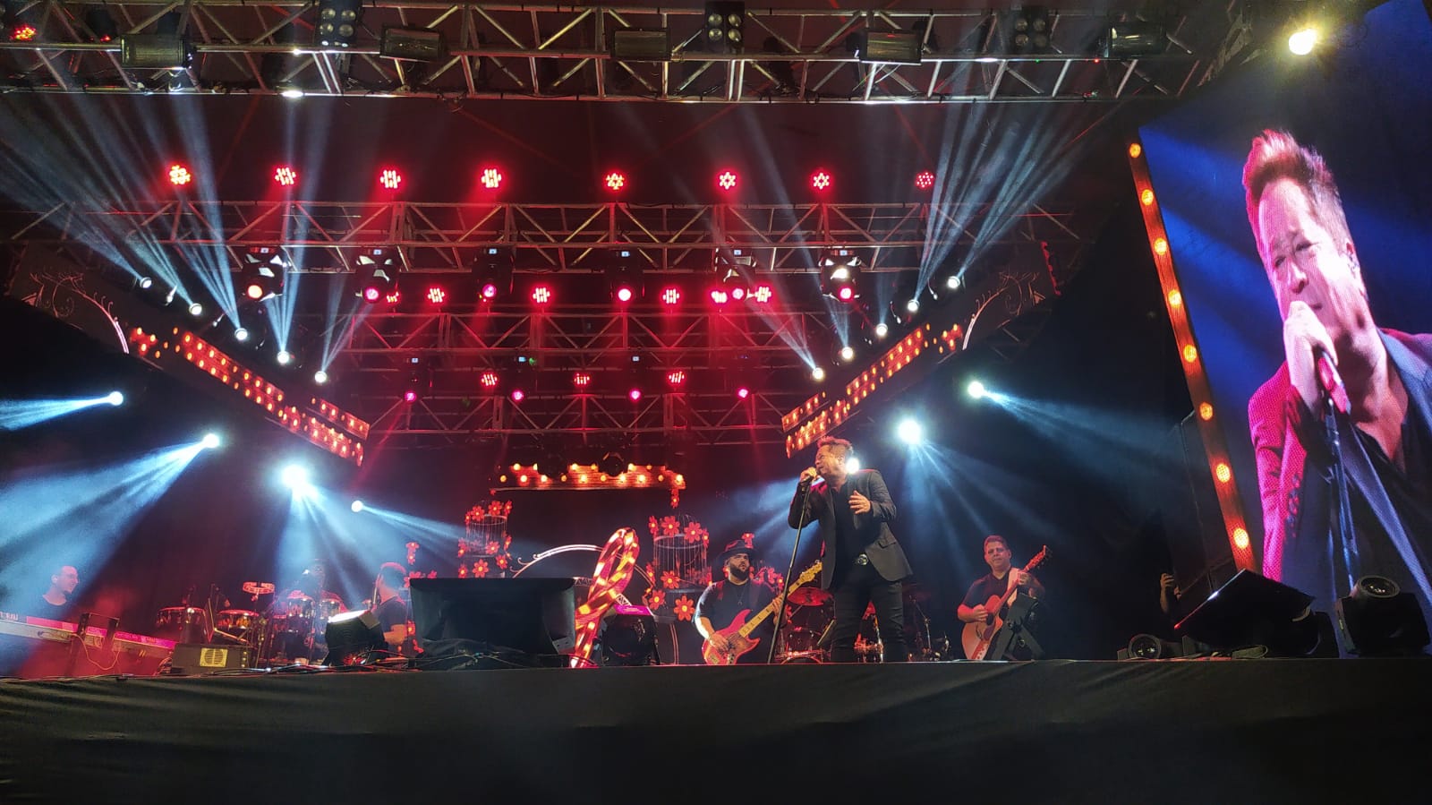 Festejando Parobé 40 anos encerra com parque lotado durante show do cantor Leonardo