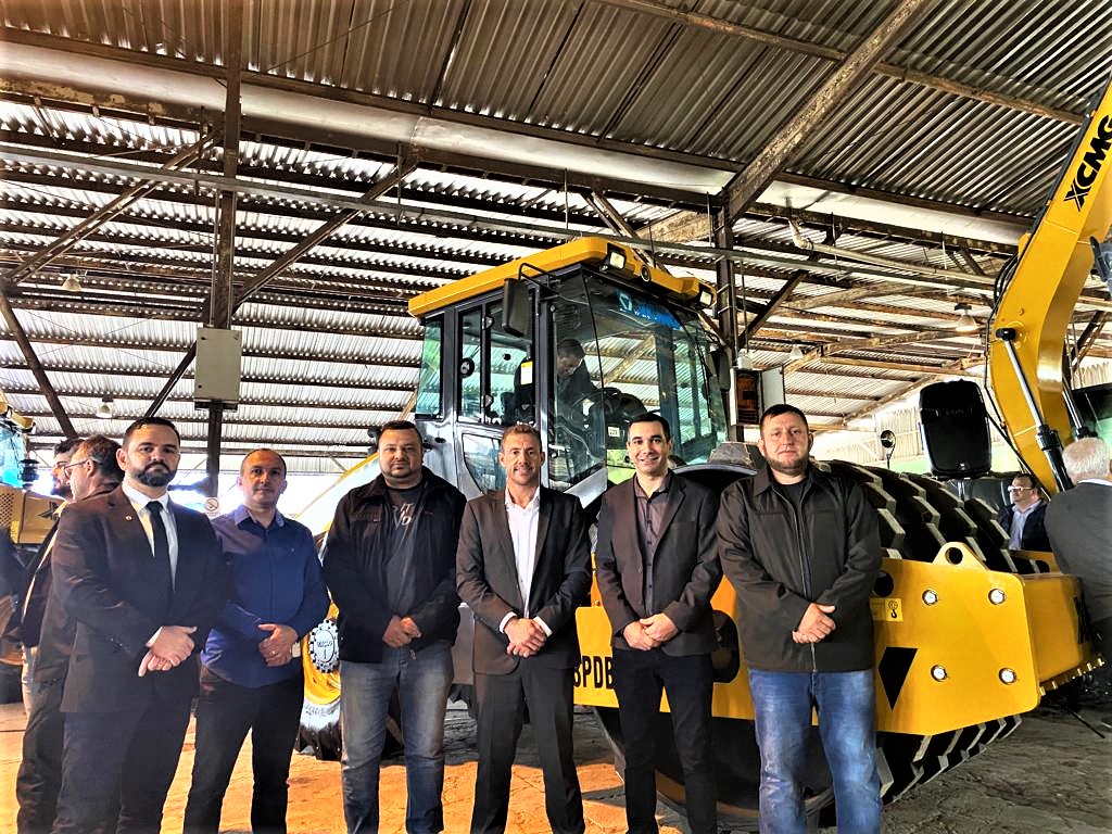 Rolo compactador indicado pelo deputado federal Bibo Nunes é entregue ao prefeito de Parobé