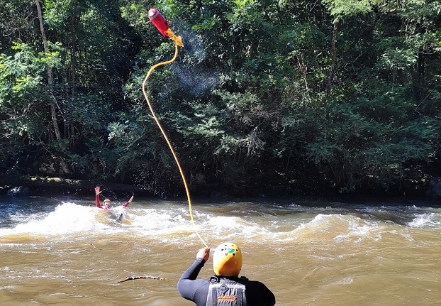 Grupamento especial do Corpo de Bombeiros realiza treinamento no Rio Paranhana em Três Coroas