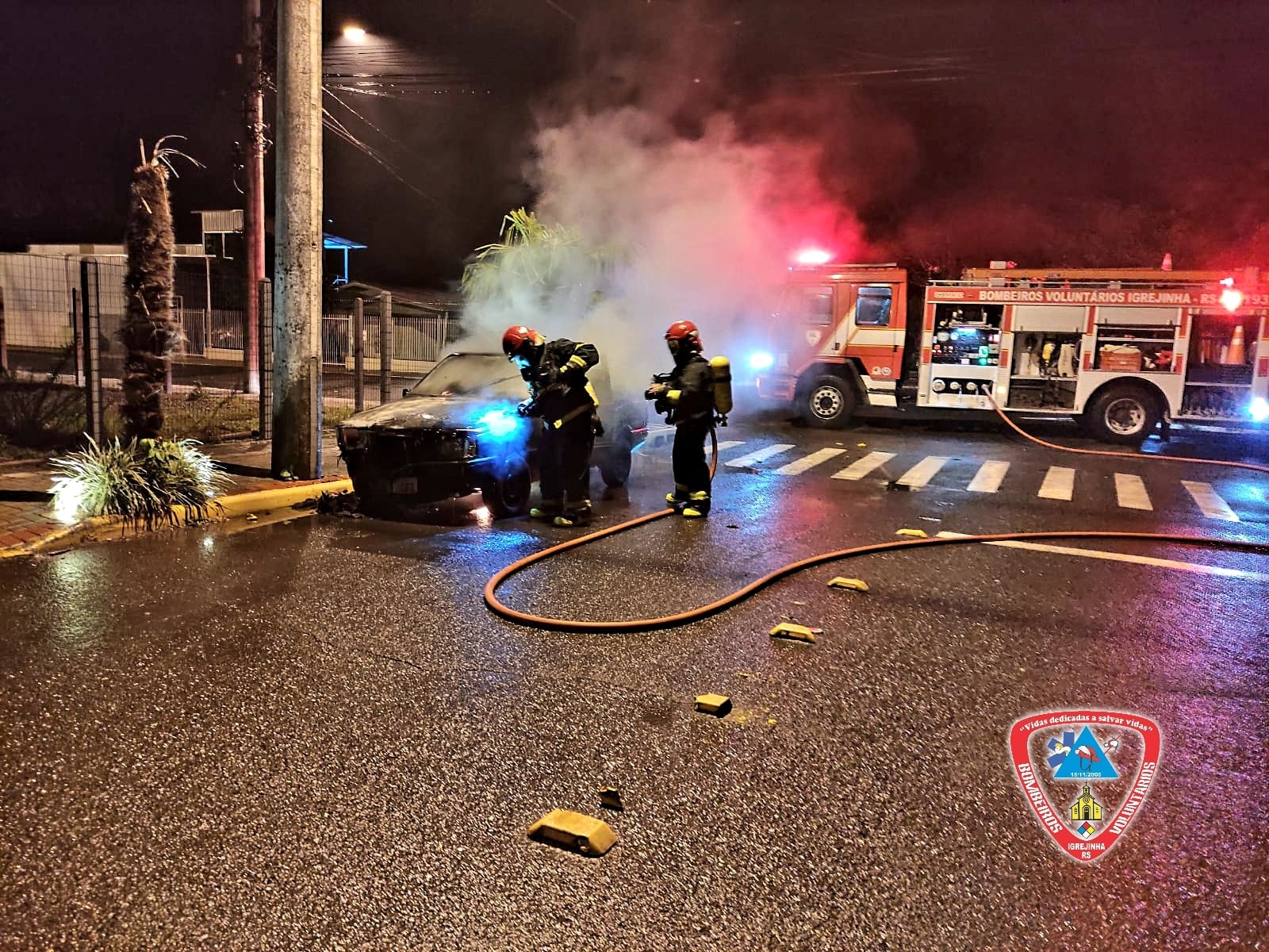 Bombeiros Voluntários atendem incêndio em veículo na região central de Igrejinha