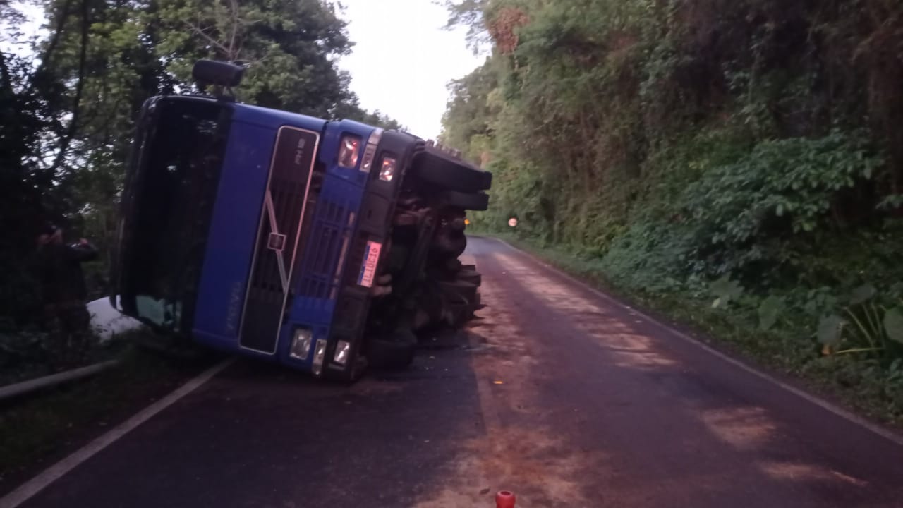 Caminhão tomba na ERS-020 em Taquara