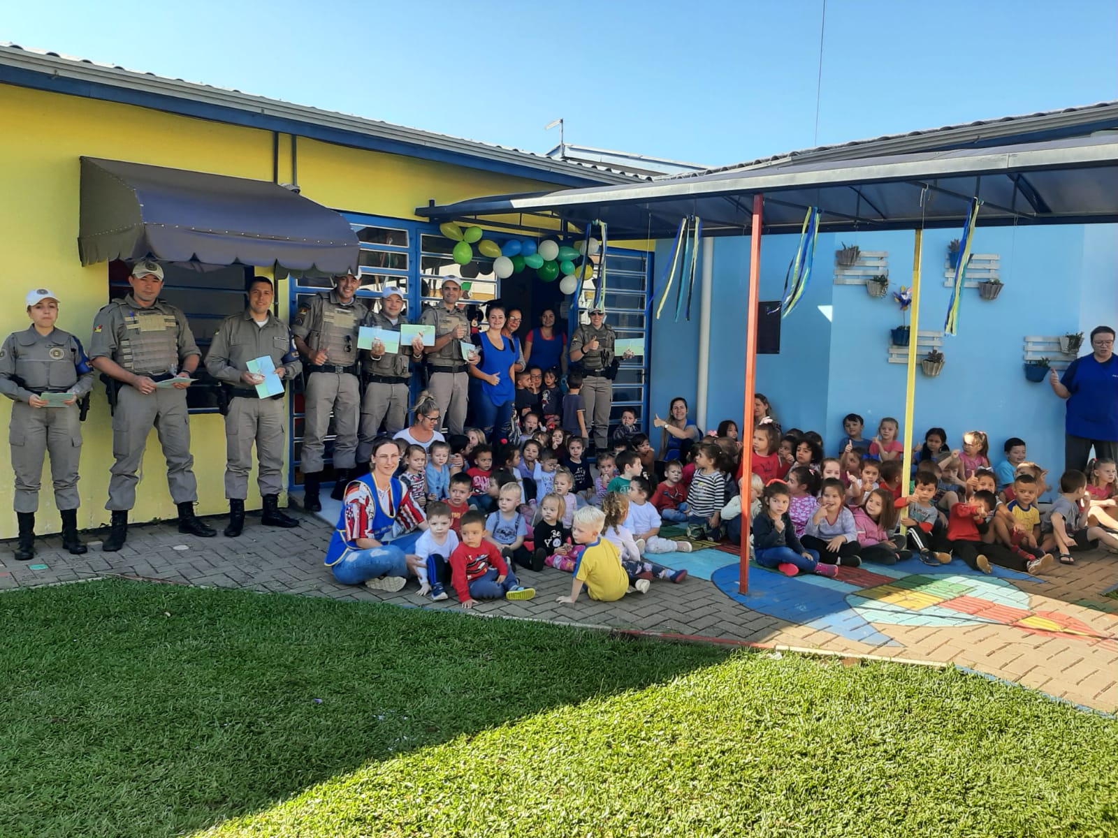 Escola de educação infantil realiza homenagem à Brigada Militar de Rolante