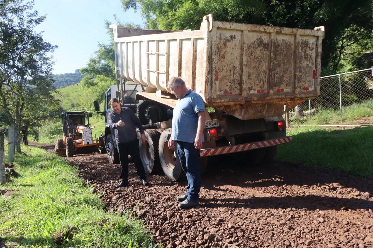 Secretaria de Obras de Rolante trabalha na recuperação da estrada da localidade de Açouta Cavalo