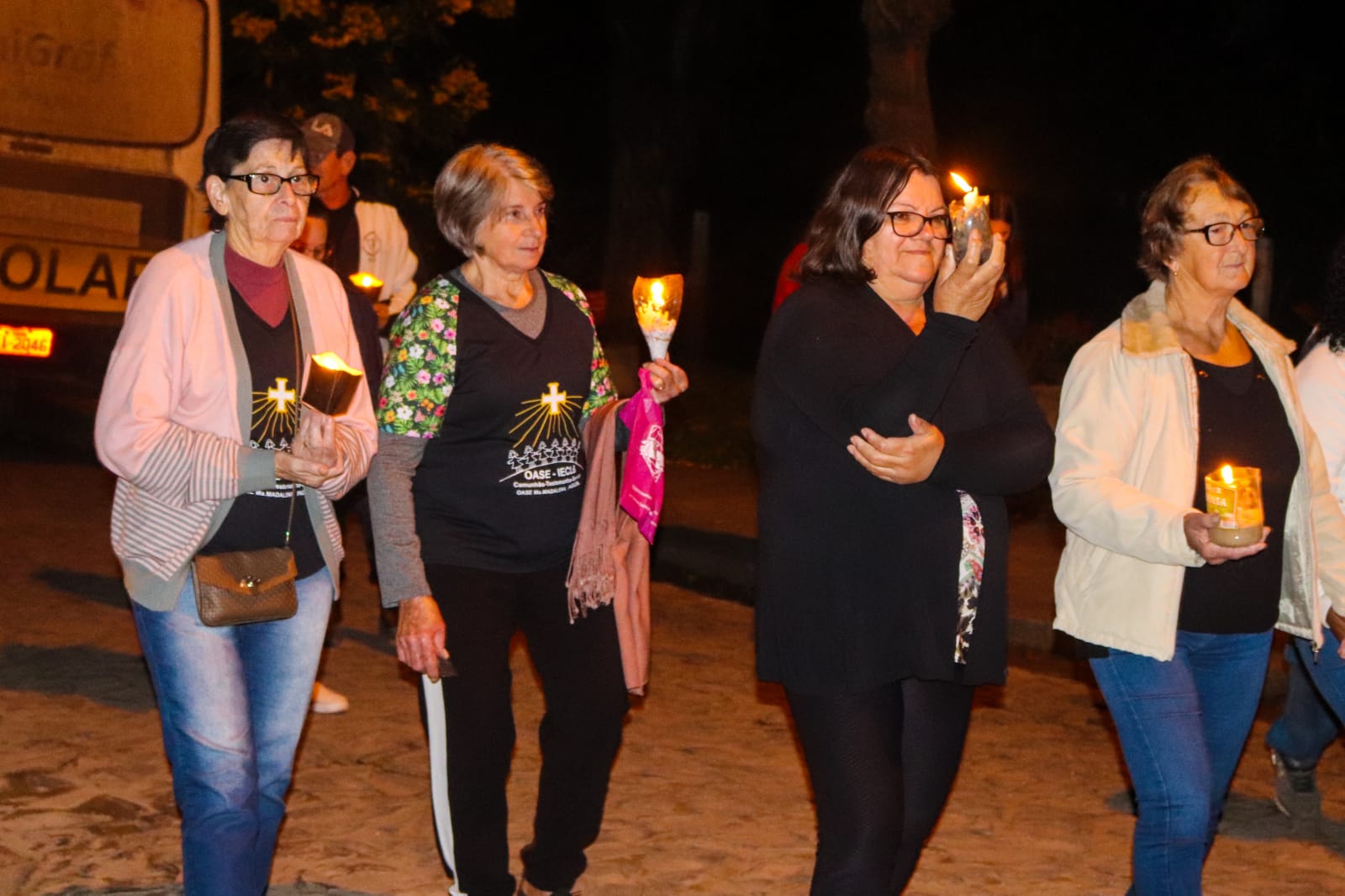 Manifestações artísticas encantam participantes da 2ª Caminhada Iluminada do Lar Padilha em Taquara