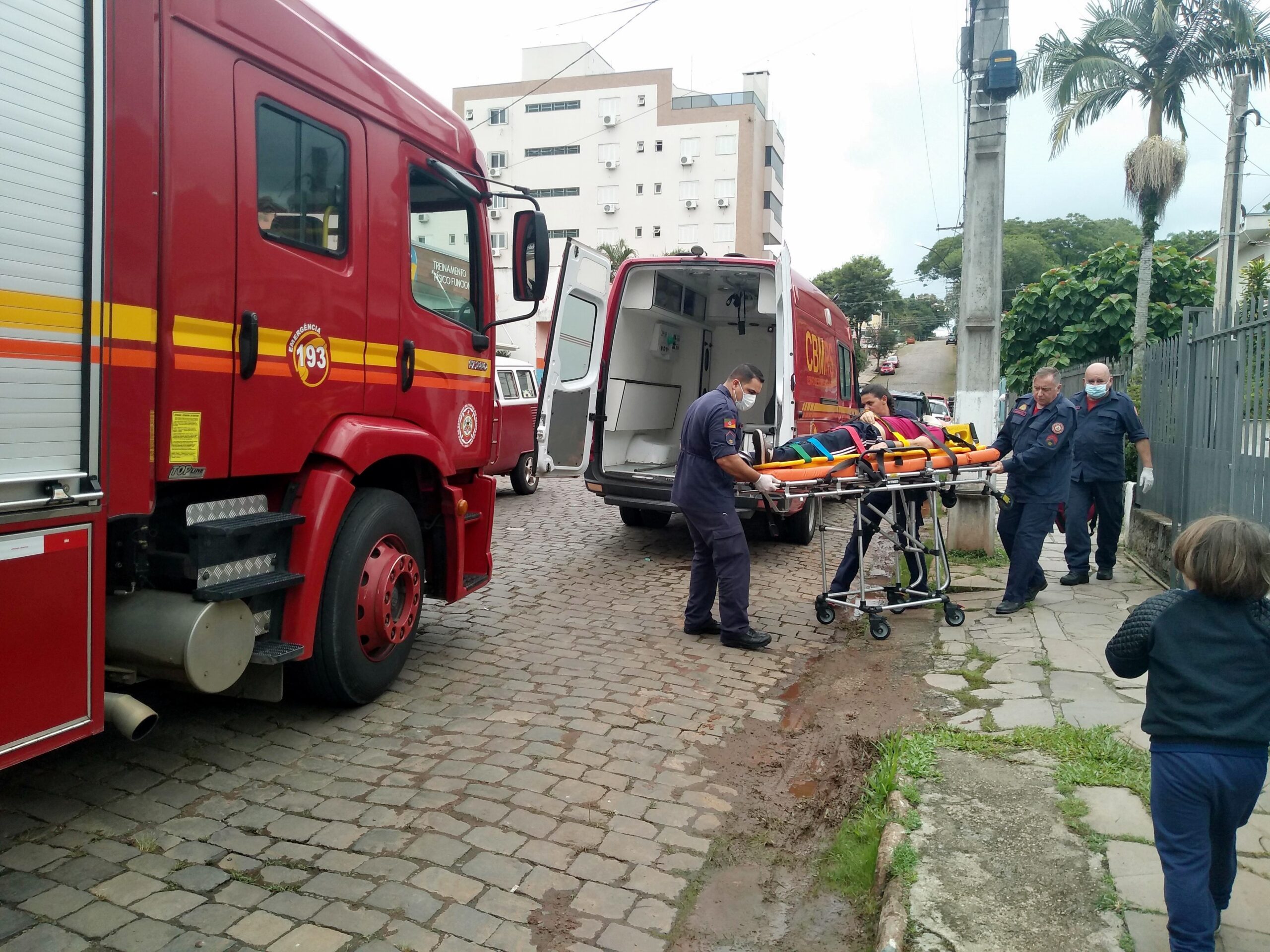 Idoso fica gravemente ferido após cair do telhado em Taquara