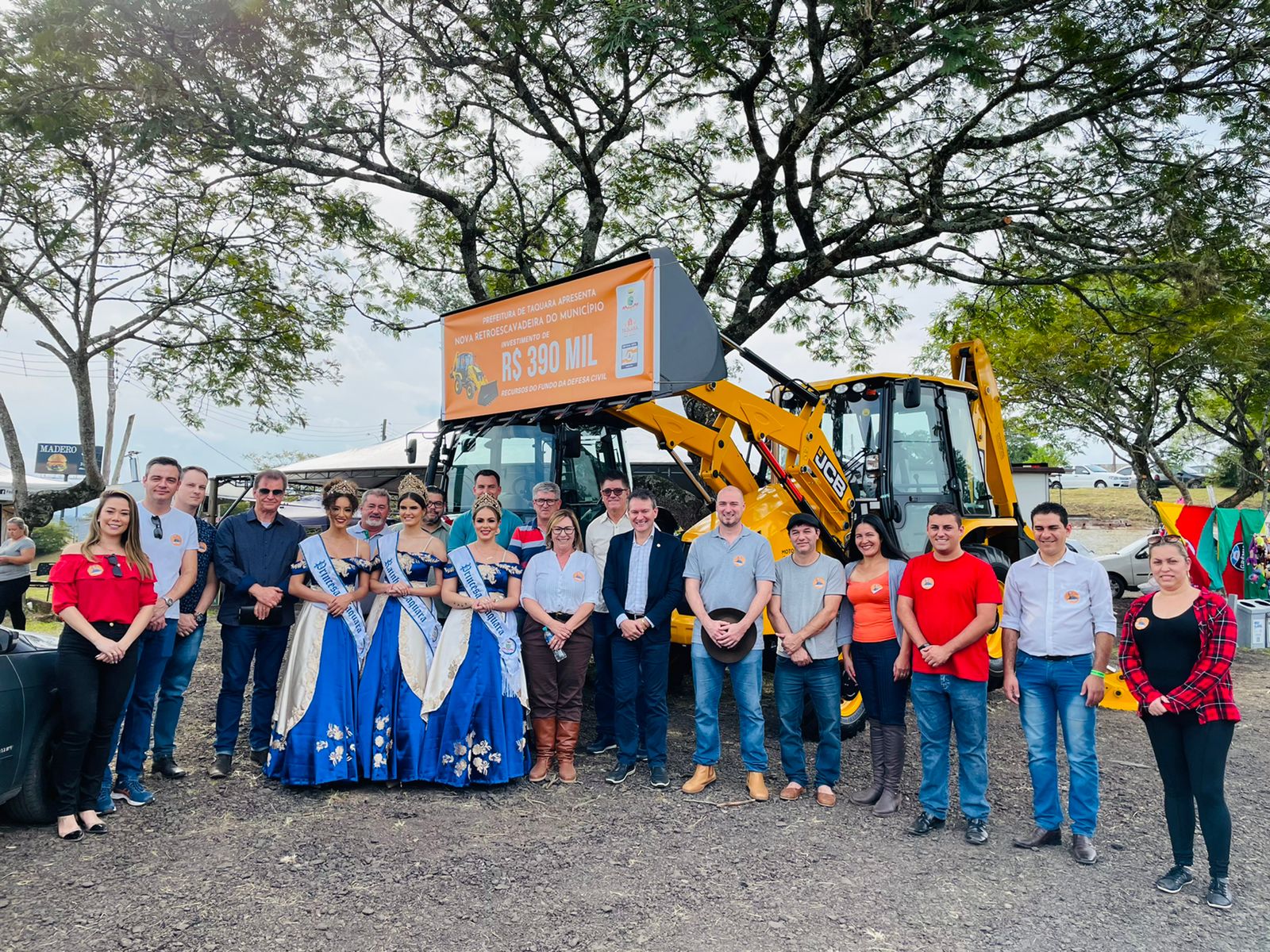 Nova retroescavadeira integra a frota de maquinários da Secretaria de Obras e Serviços de Taquara