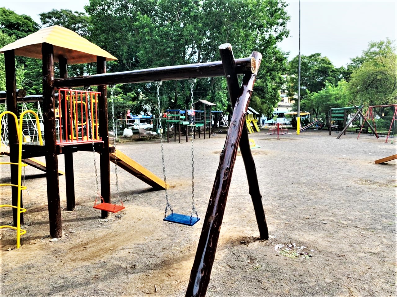 Melhorias são promovidas nos brinquedos da praça central de Parobé
