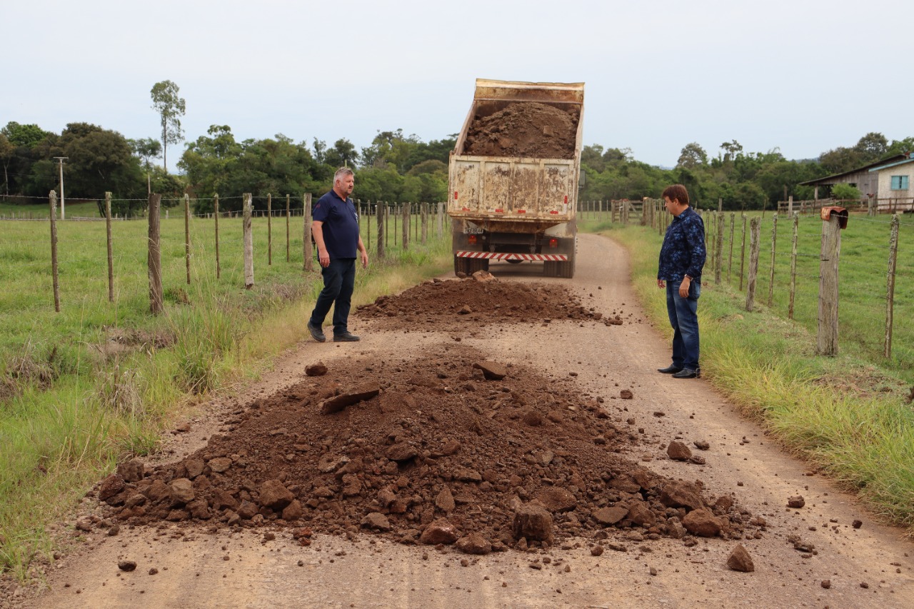 Rippel acompanha trabalho de recuperação da estrada Fazenda Passos em Rolante
