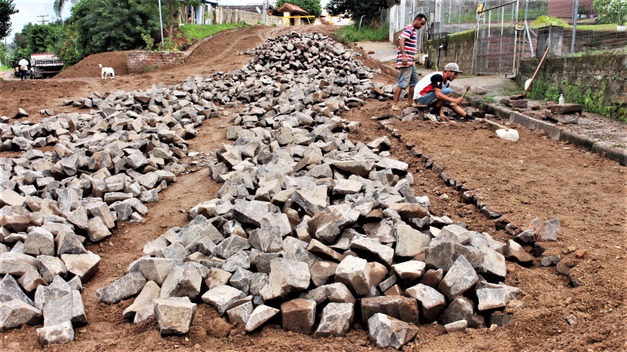 Mais uma rua de Parobé está sendo pavimentada