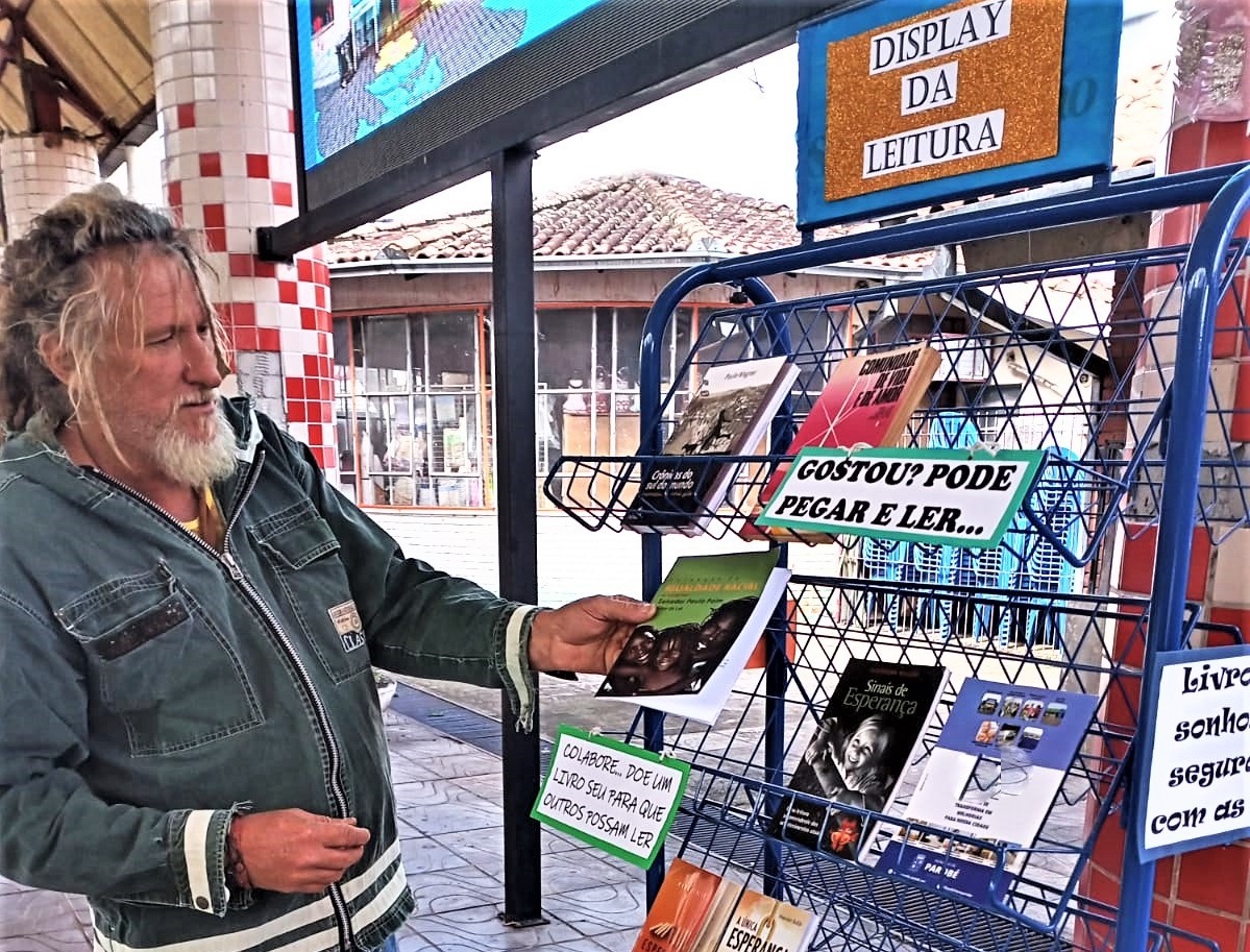 Projeto Display da Leitura leva livros para a Rua Coberta em Parobé