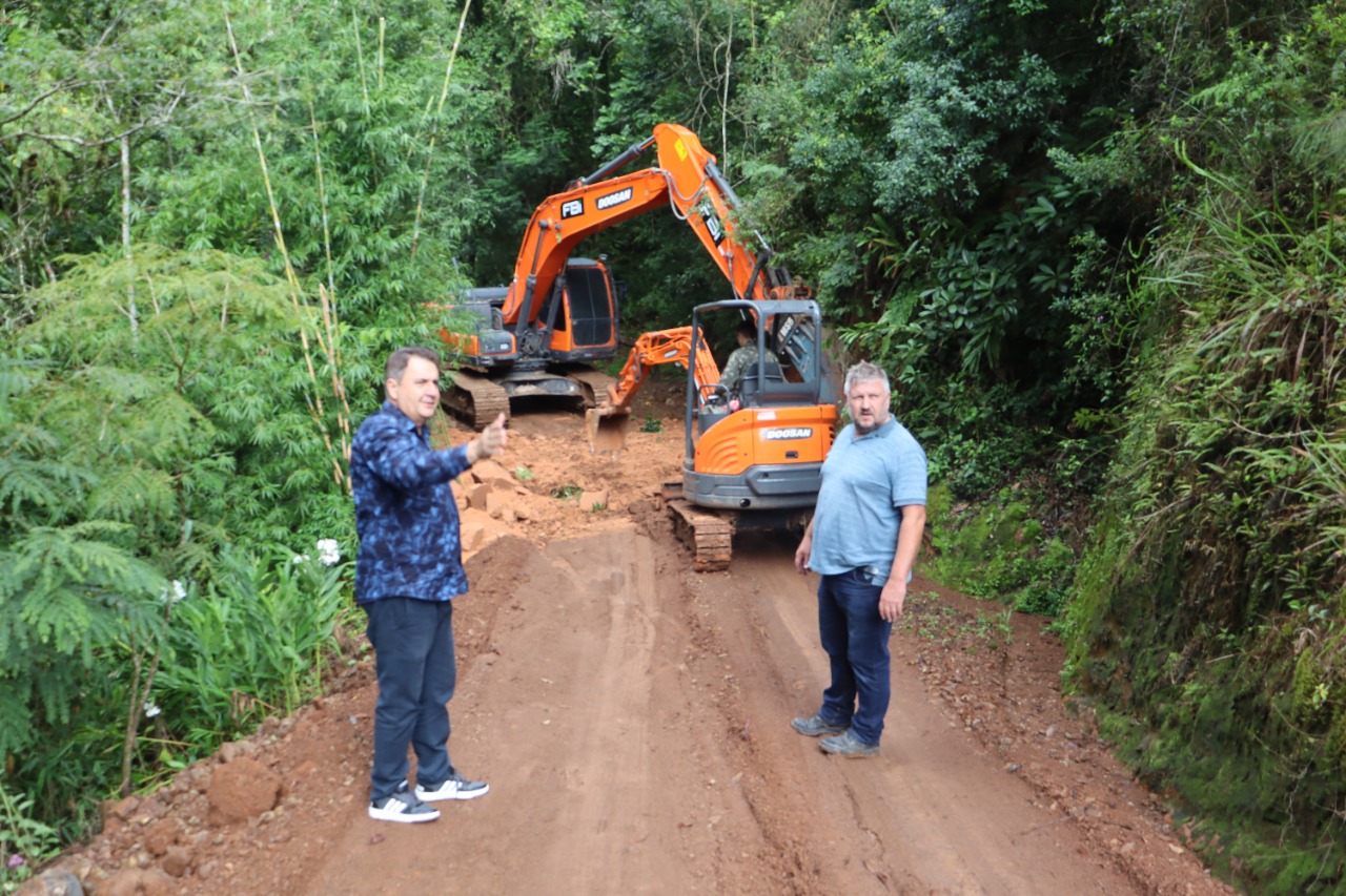 Estradas vicinais: prefeito Pedro Rippel confere trabalho da Secretaria de Obras na Barrinha, em Rolante