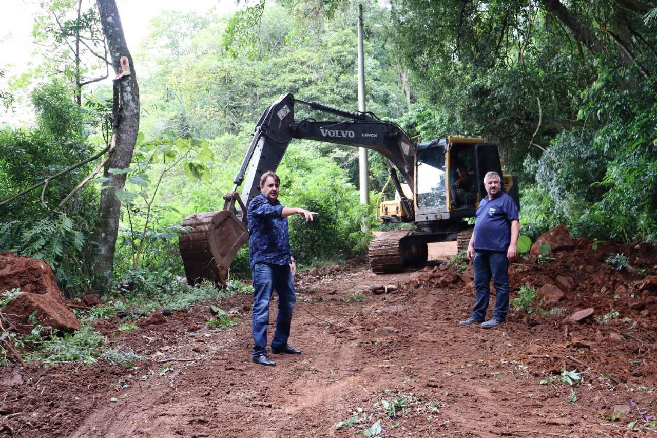Secretaria de Obras trabalha na recuperação da estrada que liga as localidades de Alto Rolante e Canta Galo